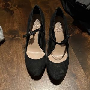 Basic black pumps